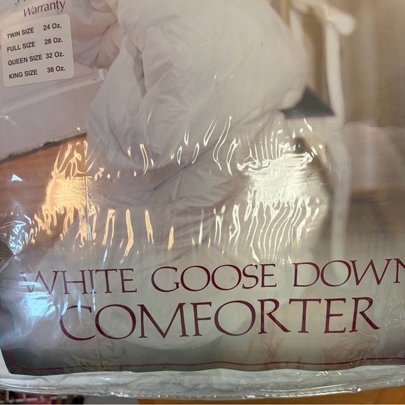 NIB White Goose Down Comforter with Cotton Cover full/queen - Picture 4 of 4